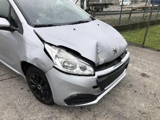 Peugeot 208 1.0 picture 11