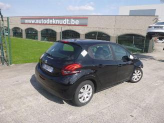 krockskadad bil auto Peugeot 208  2018/8