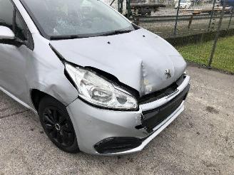 Peugeot 208 1.0 picture 11