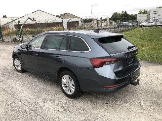 krockskadad bil auto Skoda Octavia 2.0 TDI BREAK 2021/10