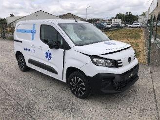 Vaurioauto  passenger cars Peugeot Partner 1.5 HDI  AUTOMATIQUE 2024/6