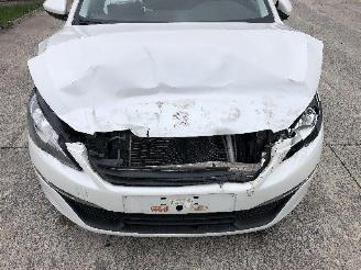 Peugeot 308 1.2 picture 3