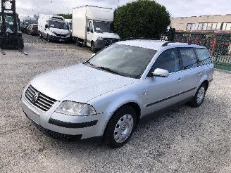 Voiture accidenté Volkswagen Passat BREAK 1.9 TDI 130 2001/5