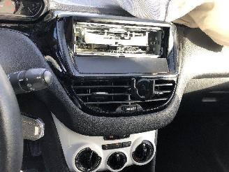 Peugeot 208 1.2 picture 12
