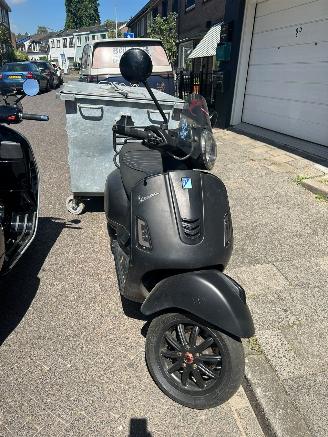 Vespa  gts 300 notte picture 2