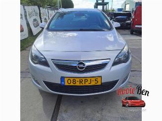Coche siniestrado Opel Astra Astra J Sports Tourer (PD8/PE8/PF8), Combi, 2010 / 2015 1.4 Turbo 16V 2011/6