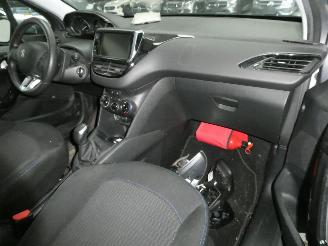 Peugeot 208 SIGNATURE picture 18