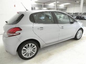 Peugeot 208 SIGNATURE picture 6