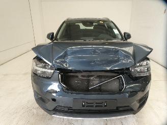 Volvo XC40 MOMENTUM picture 2