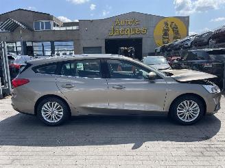 Vaurioauto  passenger cars Ford Focus CLIPPER TITANIUM 2019/2