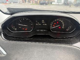 Peugeot 208 1.2I picture 18