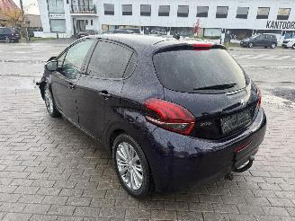Peugeot 208 1.2I picture 10