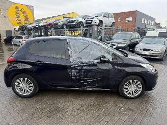 Peugeot 208 1.2I picture 2