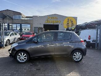 damaged passenger cars Toyota Yaris 1.3I 2014/2