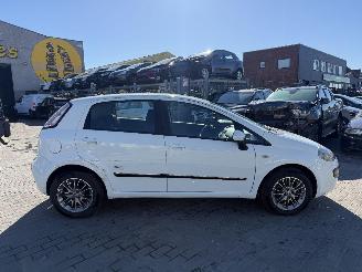 skadebil auto Fiat Punto 1.3 MULTIJET 2011/4