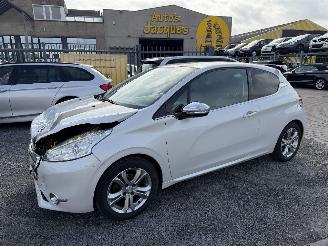 skadebil auto Peugeot 208 ALLURE 2015/4