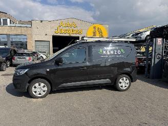 damaged passenger cars Renault Express 1.5 ENGINE OUT 2021/11