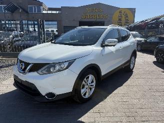 Damaged car Nissan Qashqai 1.2 DIG-T TEKNA 2015/4