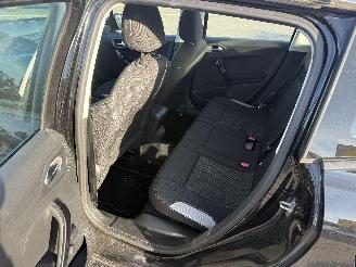 Peugeot 2008 1.2 PURETEC picture 17