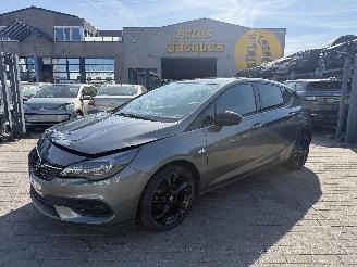 uszkodzony samochody osobowe Opel Astra 1.2 B 2020/6