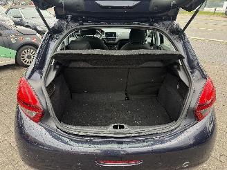 Peugeot 208 1.2 SIGNATURE picture 18