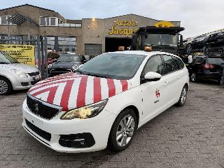 Damaged car Peugeot 308 1.2I 2018/12