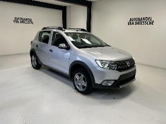krockskadad bil auto Dacia Sandero STEPWAY 2017/6