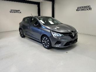 krockskadad bil auto Renault Clio  2023/5