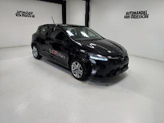 damaged passenger cars Renault Clio  2025/2