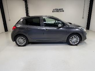skadebil auto Peugeot 208 SIGNATURE 2019/12