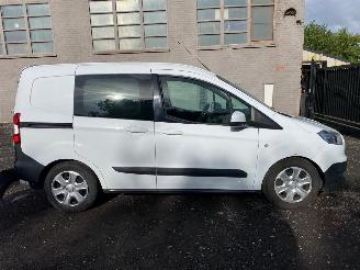 skadebil bedrijf Ford Courier 1.5 TDCI 2015/2
