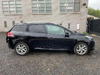 damaged passenger cars Renault Clio IV GRANDTOUR LI 2018/7
