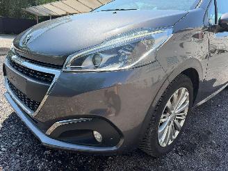 Peugeot 208 SIGNATURE picture 7