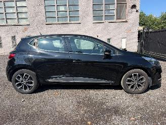 krockskadad bil auto Renault Clio INTENS + 2019/3