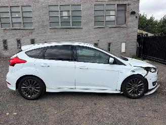 krockskadad bil auto Ford Focus ST-LINE 2017/5