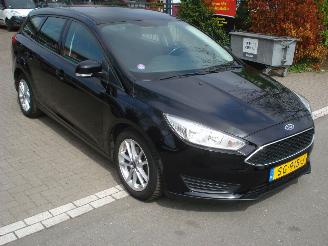 damaged passenger cars Ford Focus 1.0 74KW STATION AIRCO-NAVIGATIE 2018/3