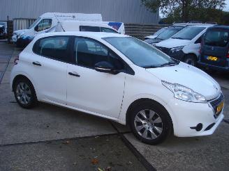 Damaged car Peugeot 208 5 DEURS AIRCO 2014/4