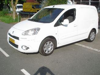 skadebil bedrijf Peugeot Partner 1.6HDI 3 ZITTER AIRCO-NAVIGATIE 2014/8
