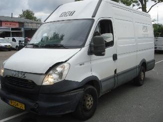 krockskadad bil bedrijf Iveco Daily 35S15V 2.3 107KW 2015/3