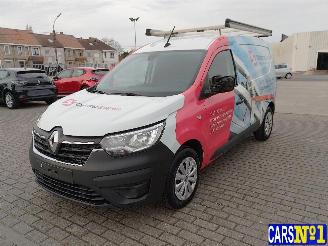 krockskadad bil auto Renault Express  2022/10