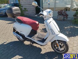 krockskadad bil bromfiets Kymco  LIKE50 2024/11