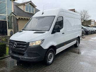 Vaurioauto  commercial vehicles Mercedes Sprinter 314 CDI L2H2 EURO 6 AIRCO NAVI CAMERA 2019/2