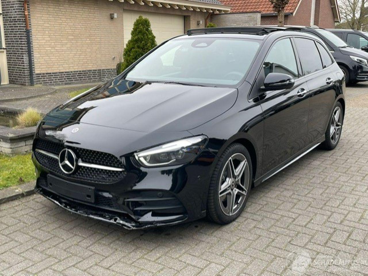 Mercedes B-klasse 180 AMG LINE PANORAMADAK NAVI CAMERA LED