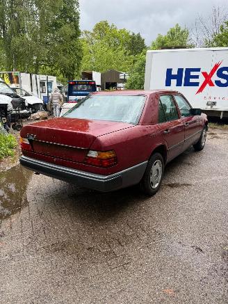 Mercedes 200-serie 230 E picture 5