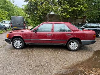 Vrakbiler auto Mercedes 200-serie 230 E 1986/1