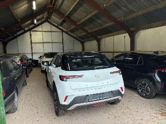 damaged passenger cars Opel Mokka-E Elektrische Automaat Leer Navi Clima Camera B.J 2025 2025/2