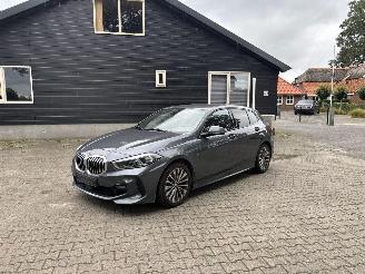skadebil auto BMW 1-serie 118 M SPORT 6 BAK NAVI CLIMA CAMERA PDC LED B.J 2020 2020/2