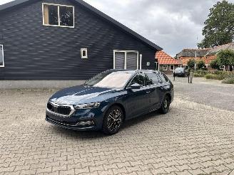 krockskadad bil auto Skoda Octavia AUTOMAAT HYBRIDE NAVI CLIMA VIRT DASH CAMERA TREKHAAK LED B.J 12-2024 2024/12