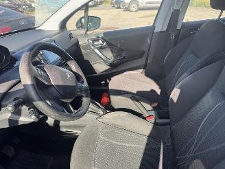 Peugeot 208  picture 13