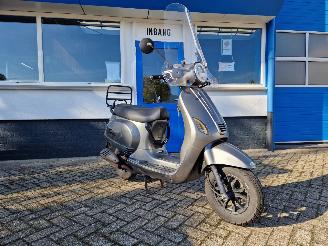 skadebil bromfiets Capri  LOOK A LIKE VESPA 2020/8